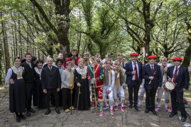 Los ochagaviarras celebraron el segundo día de fiestas con bailes de los danzantes, música de los gaiteros y una procesión a la Virgen de Muskilda.