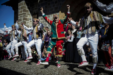 Los ochagaviarras celebraron el segundo día de fiestas con bailes de los danzantes, música de los gaiteros y una procesión a la Virgen de Muskilda.