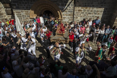 Los ochagaviarras celebraron el segundo día de fiestas con bailes de los danzantes, música de los gaiteros y una procesión a la Virgen de Muskilda.