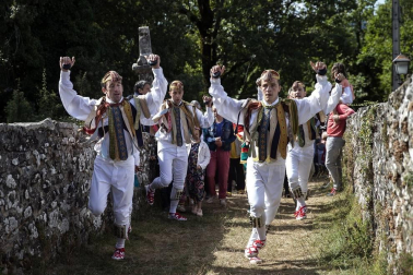 Los ochagaviarras celebraron el segundo día de fiestas con bailes de los danzantes, música de los gaiteros y una procesión a la Virgen de Muskilda.
