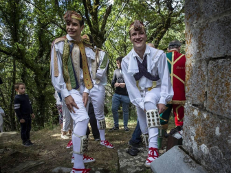Los ochagaviarras celebraron el segundo día de fiestas con bailes de los danzantes, música de los gaiteros y una procesión a la Virgen de Muskilda.