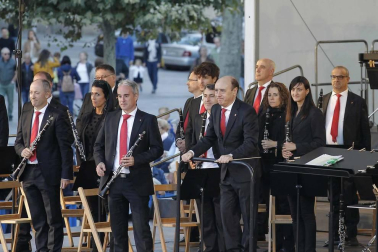 Los gigantes y cabezudos conmemoran en las calles de Pamplona el Privilegio de la Unión
