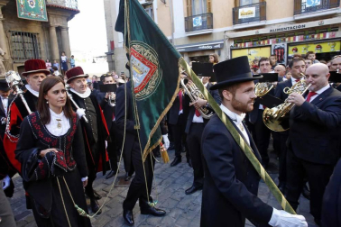 Los gigantes y cabezudos conmemoran en las calles de Pamplona el Privilegio de la Unión