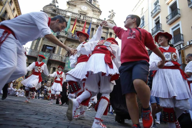 Los gigantes y cabezudos conmemoran en las calles de Pamplona el Privilegio de la Unión