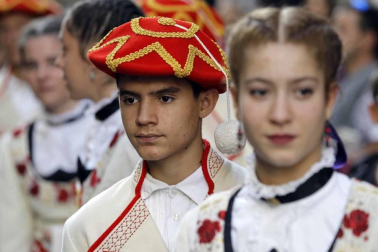 Los gigantes y cabezudos conmemoran en las calles de Pamplona el Privilegio de la Unión