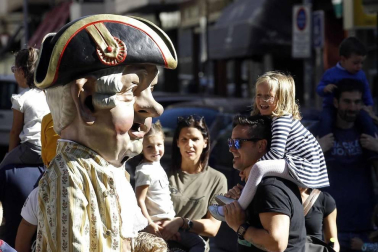 Los gigantes y cabezudos conmemoran en las calles de Pamplona el Privilegio de la Unión