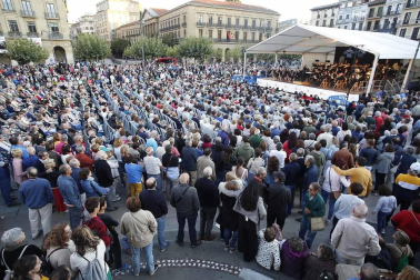 Los gigantes y cabezudos conmemoran en las calles de Pamplona el Privilegio de la Unión