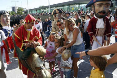 Los gigantes y cabezudos conmemoran en las calles de Pamplona el Privilegio de la Unión