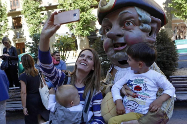 Los gigantes y cabezudos conmemoran en las calles de Pamplona el Privilegio de la Unión