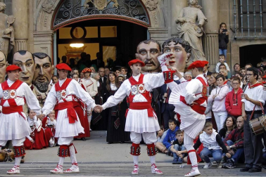 Los gigantes y cabezudos conmemoran en las calles de Pamplona el Privilegio de la Unión