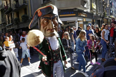 Los gigantes y cabezudos conmemoran en las calles de Pamplona el Privilegio de la Unión