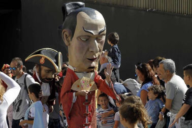 Los gigantes y cabezudos conmemoran en las calles de Pamplona el Privilegio de la Unión