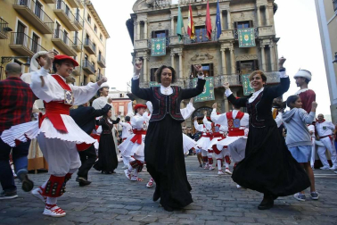 Los gigantes y cabezudos conmemoran en las calles de Pamplona el Privilegio de la Unión