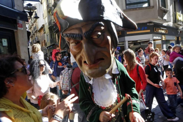 Los gigantes y cabezudos conmemoran en las calles de Pamplona el Privilegio de la Unión