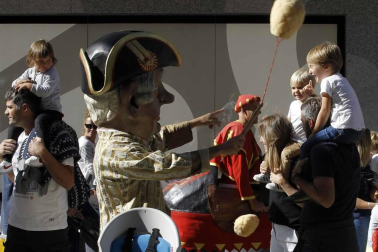 Los gigantes y cabezudos conmemoran en las calles de Pamplona el Privilegio de la Unión