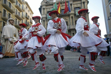 Los gigantes y cabezudos conmemoran en las calles de Pamplona el Privilegio de la Unión