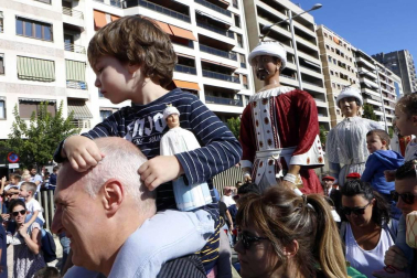 Los gigantes y cabezudos conmemoran en las calles de Pamplona el Privilegio de la Unión