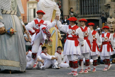 Los gigantes y cabezudos conmemoran en las calles de Pamplona el Privilegio de la Unión