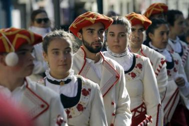 Los gigantes y cabezudos conmemoran en las calles de Pamplona el Privilegio de la Unión