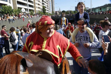 Los gigantes y cabezudos conmemoran en las calles de Pamplona el Privilegio de la Unión