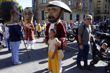 Los gigantes y cabezudos conmemoran en las calles de Pamplona el Privilegio de la Unión