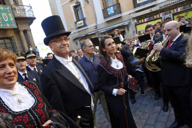 Los gigantes y cabezudos conmemoran en las calles de Pamplona el Privilegio de la Unión