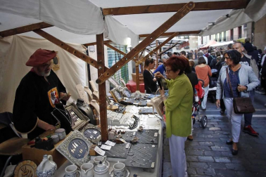 Los gigantes y cabezudos conmemoran en las calles de Pamplona el Privilegio de la Unión