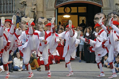 Los gigantes y cabezudos conmemoran en las calles de Pamplona el Privilegio de la Unión