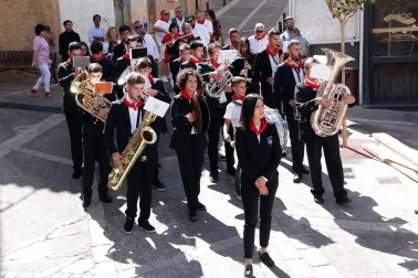 Un buen número de vecinos y visitantes arroparon ayer a la imagen de la Virgen del Rosario durante su procesión por las calles más céntricas de Ablitas.