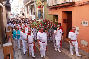 Un buen número de vecinos y visitantes arroparon ayer a la imagen de la Virgen del Rosario durante su procesión por las calles más céntricas de Ablitas.