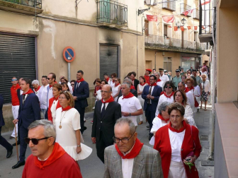 Los cirboneros no faltaron a su cita y perfectamente ataviados con la tradicional indumentaria blanca y roja, cientos de vecinos se apostaron ayer en la puerta de la parroquia de San Juan Bautista para acompañar a su patrona, la Virgen de la Paz, en su procesión.