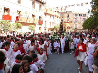 Los cirboneros no faltaron a su cita y perfectamente ataviados con la tradicional indumentaria blanca y roja, cientos de vecinos se apostaron ayer en la puerta de la parroquia de San Juan Bautista para acompañar a su patrona, la Virgen de la Paz, en su procesión.