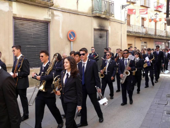 Los cirboneros no faltaron a su cita y perfectamente ataviados con la tradicional indumentaria blanca y roja, cientos de vecinos se apostaron ayer en la puerta de la parroquia de San Juan Bautista para acompañar a su patrona, la Virgen de la Paz, en su procesión.