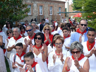 Los cirboneros no faltaron a su cita y perfectamente ataviados con la tradicional indumentaria blanca y roja, cientos de vecinos se apostaron ayer en la puerta de la parroquia de San Juan Bautista para acompañar a su patrona, la Virgen de la Paz, en su procesión.