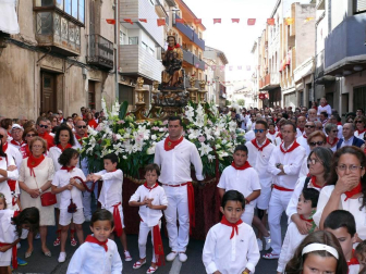 Los cirboneros no faltaron a su cita y perfectamente ataviados con la tradicional indumentaria blanca y roja, cientos de vecinos se apostaron ayer en la puerta de la parroquia de San Juan Bautista para acompañar a su patrona, la Virgen de la Paz, en su procesión.