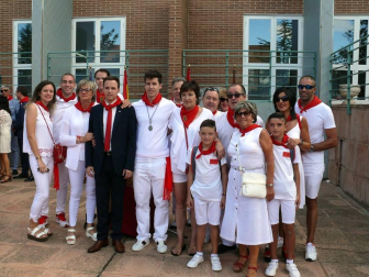 Los cirboneros no faltaron a su cita y perfectamente ataviados con la tradicional indumentaria blanca y roja, cientos de vecinos se apostaron ayer en la puerta de la parroquia de San Juan Bautista para acompañar a su patrona, la Virgen de la Paz, en su procesión.