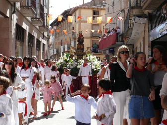Los cirboneros no faltaron a su cita y perfectamente ataviados con la tradicional indumentaria blanca y roja, cientos de vecinos se apostaron ayer en la puerta de la parroquia de San Juan Bautista para acompañar a su patrona, la Virgen de la Paz, en su procesión.