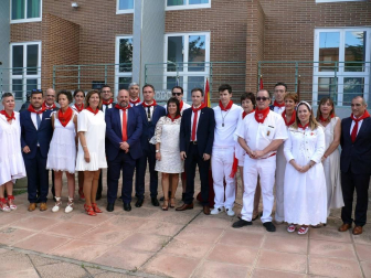 Los cirboneros no faltaron a su cita y perfectamente ataviados con la tradicional indumentaria blanca y roja, cientos de vecinos se apostaron ayer en la puerta de la parroquia de San Juan Bautista para acompañar a su patrona, la Virgen de la Paz, en su procesión.