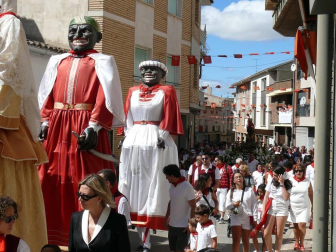 Los cirboneros no faltaron a su cita y perfectamente ataviados con la tradicional indumentaria blanca y roja, cientos de vecinos se apostaron ayer en la puerta de la parroquia de San Juan Bautista para acompañar a su patrona, la Virgen de la Paz, en su procesión.