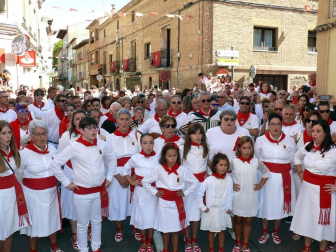 Los cirboneros no faltaron a su cita y perfectamente ataviados con la tradicional indumentaria blanca y roja, cientos de vecinos se apostaron ayer en la puerta de la parroquia de San Juan Bautista para acompañar a su patrona, la Virgen de la Paz, en su procesión.
