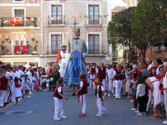 Los cirboneros no faltaron a su cita y perfectamente ataviados con la tradicional indumentaria blanca y roja, cientos de vecinos se apostaron ayer en la puerta de la parroquia de San Juan Bautista para acompañar a su patrona, la Virgen de la Paz, en su procesión.