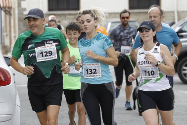 Cerca de 230 corredores tomaron parte este domingo por la mañana en la octava edición del Cross de Arre 'Vuelta a la torre', que inscribió en su palmarés los nombres de dos ilustres como Antonio Etxeberria (Beste Iruña) y Henar Etxeberria (Hiru Herri) en su prueba absoluta de 8 kilómetros.