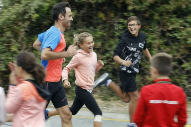 Cerca de 230 corredores tomaron parte este domingo por la mañana en la octava edición del Cross de Arre 'Vuelta a la torre', que inscribió en su palmarés los nombres de dos ilustres como Antonio Etxeberria (Beste Iruña) y Henar Etxeberria (Hiru Herri) en su prueba absoluta de 8 kilómetros.