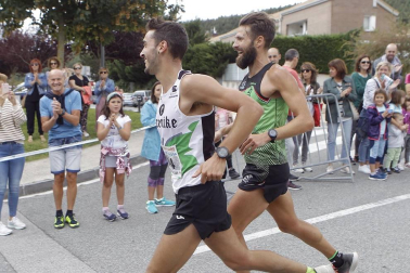 Cerca de 230 corredores tomaron parte este domingo por la mañana en la octava edición del Cross de Arre 'Vuelta a la torre', que inscribió en su palmarés los nombres de dos ilustres como Antonio Etxeberria (Beste Iruña) y Henar Etxeberria (Hiru Herri) en su prueba absoluta de 8 kilómetros.