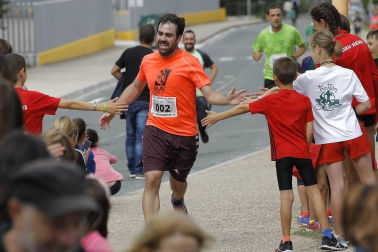 Cerca de 230 corredores tomaron parte este domingo por la mañana en la octava edición del Cross de Arre 'Vuelta a la torre', que inscribió en su palmarés los nombres de dos ilustres como Antonio Etxeberria (Beste Iruña) y Henar Etxeberria (Hiru Herri) en su prueba absoluta de 8 kilómetros.