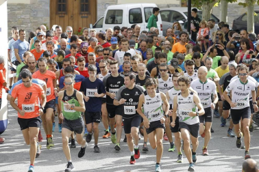 Cerca de 230 corredores tomaron parte este domingo por la mañana en la octava edición del Cross de Arre 'Vuelta a la torre', que inscribió en su palmarés los nombres de dos ilustres como Antonio Etxeberria (Beste Iruña) y Henar Etxeberria (Hiru Herri) en su prueba absoluta de 8 kilómetros.