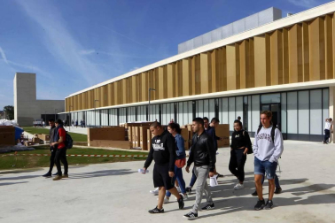 El nuevo centro de educación Secundaria y de Formación Profesional acogió el lunes la presentación de los alumnos con los últimos retoques en el equipamiento de aulas y talleres pendientes y tras una inversión de 37,2 millones de euros.