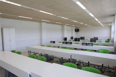 El nuevo centro de educación Secundaria y de Formación Profesional acogió el lunes la presentación de los alumnos con los últimos retoques en el equipamiento de aulas y talleres pendientes y tras una inversión de 37,2 millones de euros.