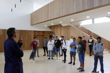 El nuevo centro de educación Secundaria y de Formación Profesional acogió el lunes la presentación de los alumnos con los últimos retoques en el equipamiento de aulas y talleres pendientes y tras una inversión de 37,2 millones de euros.