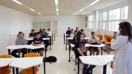 El nuevo centro de educación Secundaria y de Formación Profesional acogió el lunes la presentación de los alumnos con los últimos retoques en el equipamiento de aulas y talleres pendientes y tras una inversión de 37,2 millones de euros.